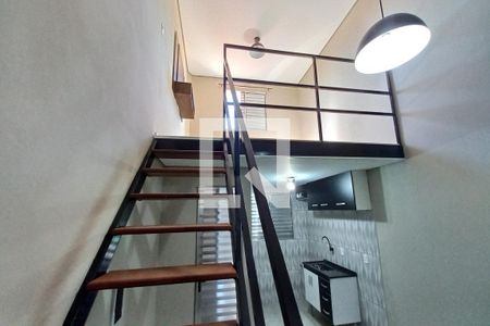 Escada  de kitnet/studio para alugar com 1 quarto, 30m² em Jardim dos Oliveiras, Campinas