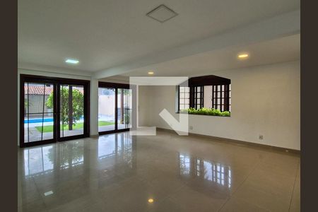 Casa de condomínio à venda com 280m², 4 quartos e 2 vagasSala