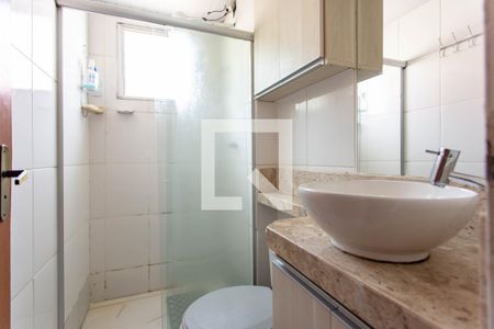 Banheiro de apartamento à venda com 2 quartos, 48m² em Piratininga (venda Nova), Belo Horizonte