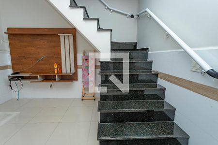 Escada  de casa para alugar com 3 quartos, 185m² em Vila Nogueira, Diadema