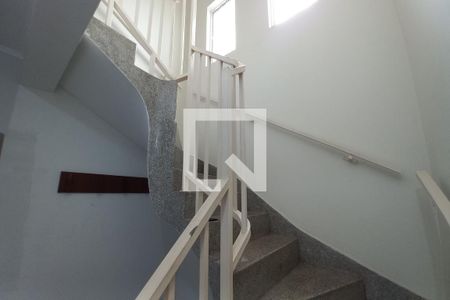 Escada  de casa para alugar com 3 quartos, 170m² em Vila Lemos, Campinas