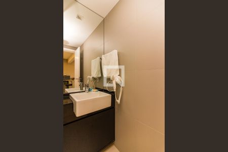 Banheiro de kitnet/studio para alugar com 1 quarto, 35m² em Pinheiros, São Paulo