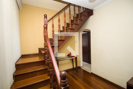 Escada de casa à venda com 4 quartos, 270m² em Santa Cruz, Belo Horizonte
