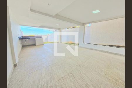 Casa à venda com 177m², 4 quartos e 2 vagas Casa à venda com 177m², 4 quartos e 2 vagasÁrea comum - Churrasqueira