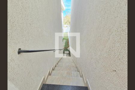 Casa à venda com 177m², 4 quartos e 2 vagas Casa à venda com 177m², 4 quartos e 2 vagasEscada quintal