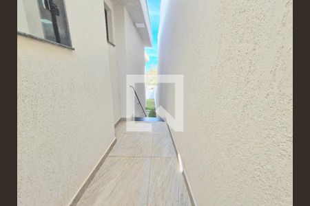 Casa à venda com 177m², 4 quartos e 2 vagas Casa à venda com 177m², 4 quartos e 2 vagasCorredor lateral