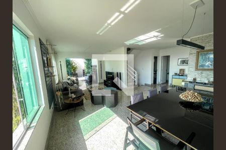 Casa à venda com 290m², 4 quartos e 3 vagassala