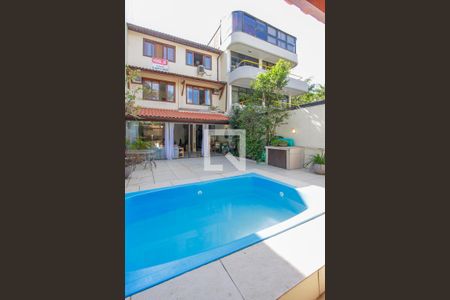 Piscina + fachada interna de casa de condomínio à venda com 3 quartos, 179m² em Barra da Tijuca, Rio de Janeiro