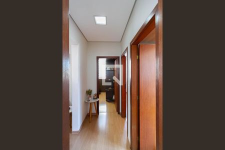 Corredor de apartamento à venda com 3 quartos, 77m² em Heliópolis, Belo Horizonte