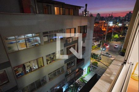 Sala - Vista de apartamento para alugar com 2 quartos, 67m² em Petrópolis, Porto Alegre