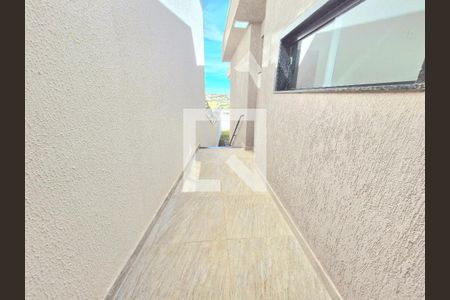 Casa à venda com 119m², 3 quartos e 3 vagas Casa à venda com 119m², 3 quartos e 3 vagasCorredor lateral