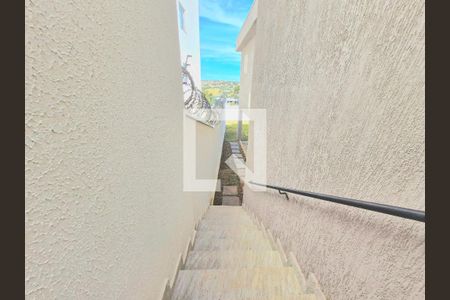 Casa à venda com 119m², 3 quartos e 3 vagas Casa à venda com 119m², 3 quartos e 3 vagasEscada quintal