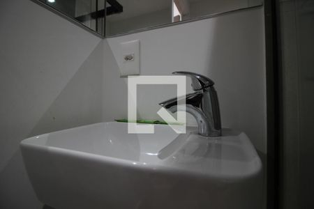 Banheiro de kitnet/studio para alugar com 1 quarto, 19m² em Pinheiros, São Paulo