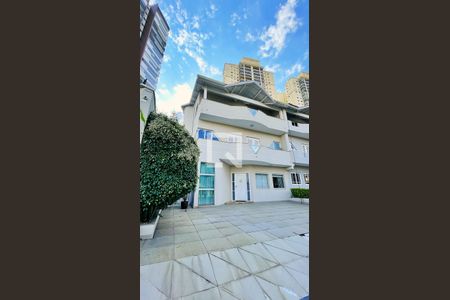 Casa de condomínio à venda com 500m², 6 quartos e 3 vagas Casa de condomínio à venda com 500m², 6 quartos e 3 vagasFachada