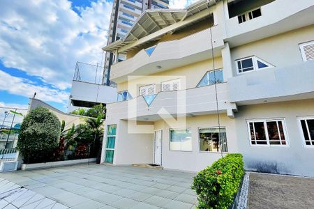 Casa de condomínio à venda com 500m², 6 quartos e 3 vagas Casa de condomínio à venda com 500m², 6 quartos e 3 vagasFachada