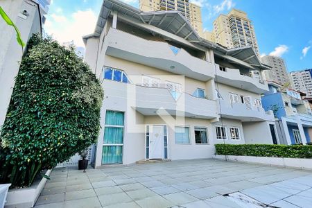 Casa de condomínio à venda com 500m², 6 quartos e 3 vagas Casa de condomínio à venda com 500m², 6 quartos e 3 vagasFachada