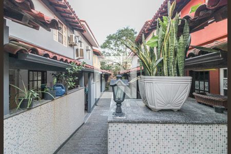 Casa de condomínio à venda com 60m², 2 quartos e 1 vaga Casa de condomínio à venda com 60m², 2 quartos e 1 vagaFachada