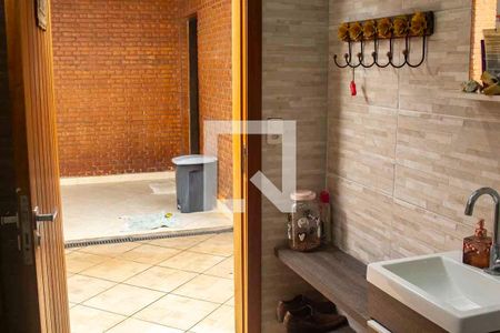 Banheiro de serviço de casa para alugar com 3 quartos, 300m² em Parque Santa Rosa, Suzano