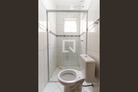 Banheiro da Suíte 1 de casa para alugar com 2 quartos, 69m² em Jardim Robru, São Paulo