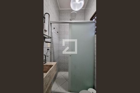 Banheiro suíte 1 de casa de condomínio para alugar com 2 quartos, 209m² em Vila Tupi, Praia Grande
