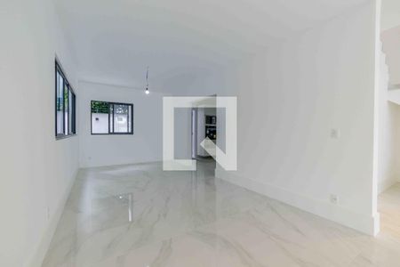 Sala de casa de condomínio para alugar com 3 quartos, 370m² em Recreio dos Bandeirantes, Rio de Janeiro