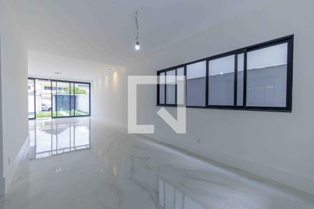 Sala de casa de condomínio à venda com 3 quartos, 370m² em Recreio dos Bandeirantes, Rio de Janeiro