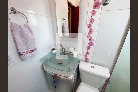 Banheiro de apartamento à venda com 2 quartos, 60m² em Novo Eldorado, Contagem