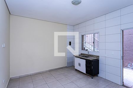 Sala e cozinha de casa para alugar com 1 quarto, 45m² em Vila Diva, São Paulo