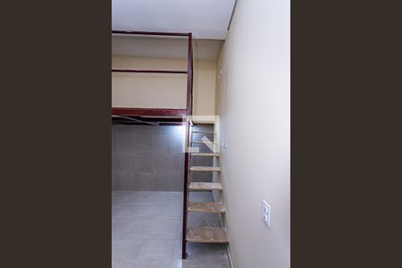 Escada mezanino de casa para alugar com 1 quarto, 45m² em Vila Diva, São Paulo