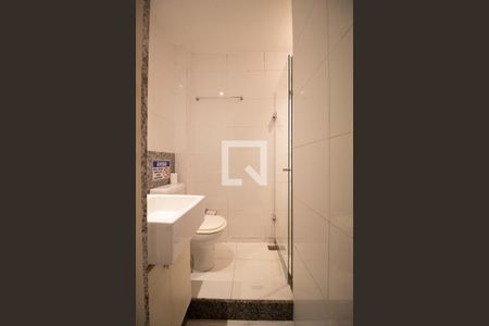 Banheiro social de apartamento para alugar com 1 quarto, 20m² em Copacabana, Rio de Janeiro