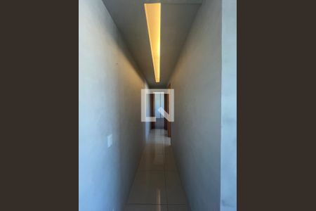 Corredor de acesso aos quartos de apartamento à venda com 2 quartos, 64m² em Vila da Serra, Nova Lima