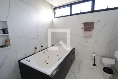 Banheiro da Suíte 1 de casa de condomínio para alugar com 4 quartos, 260m² em Granja Marileusa, Uberlândia