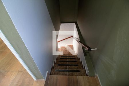 Escada de casa para alugar com 2 quartos, 80m² em Jardim Aeroporto, São Paulo
