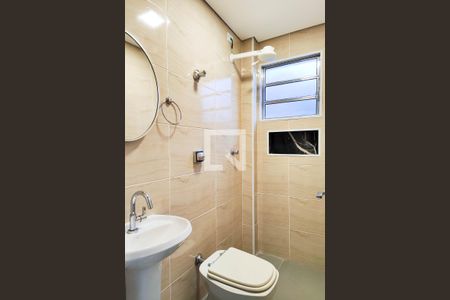 Banheiro  de kitnet/studio para alugar com 1 quarto, 30m² em Vila Palmares, Santo André