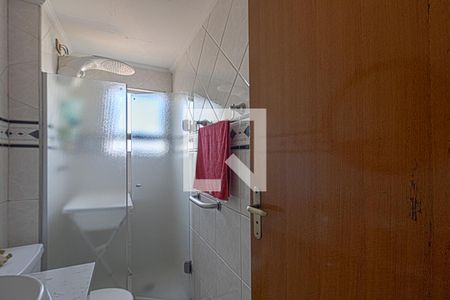banheiro social de apartamento para alugar com 2 quartos, 62m² em Jardim Santa Emilia, São Paulo