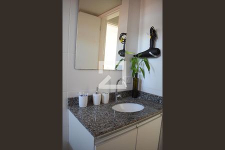 Banheiro de apartamento para alugar com 1 quarto, 35m² em Novo Mundo, Curitiba