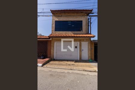 Casa à venda com 330m², 3 quartos e 4 vagas Casa à venda com 330m², 3 quartos e 4 vagasFachada