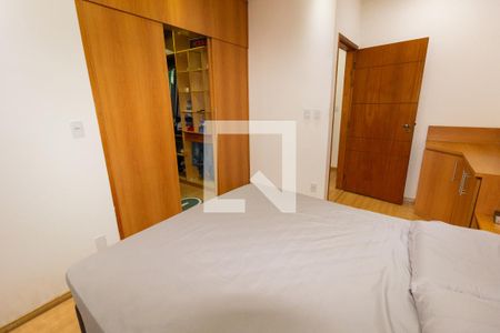 Casa à venda com 330m², 3 quartos e 4 vagas Casa à venda com 330m², 3 quartos e 4 vagasQuarto 1 (com closet) - suíte