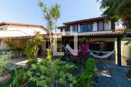 Casa à venda com 295m², 6 quartos e 2 vagas Casa à venda com 295m², 6 quartos e 2 vagasFachada