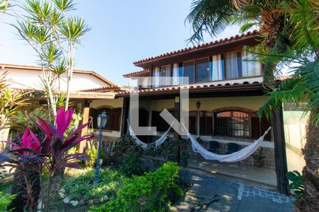 Casa à venda com 295m², 6 quartos e 2 vagas Casa à venda com 295m², 6 quartos e 2 vagasÁrea Externa