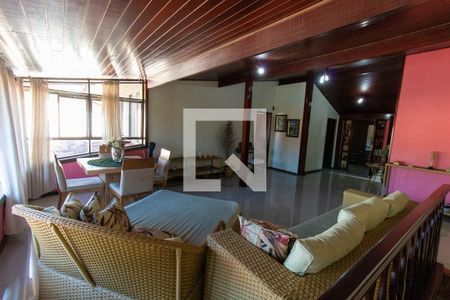 Casa à venda com 295m², 6 quartos e 2 vagas Casa à venda com 295m², 6 quartos e 2 vagasPiso superior