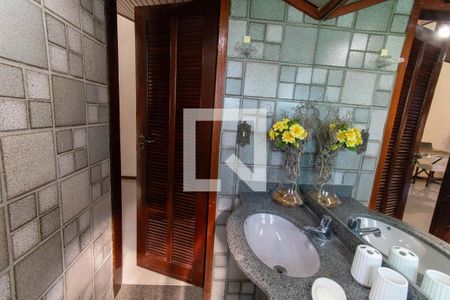 Casa à venda com 295m², 6 quartos e 2 vagas Casa à venda com 295m², 6 quartos e 2 vagasLavabo