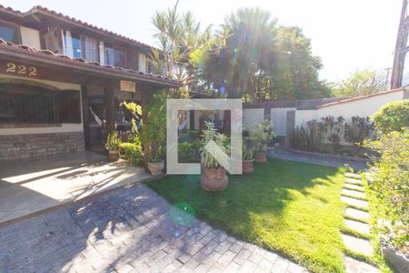 Casa à venda com 295m², 6 quartos e 2 vagas Casa à venda com 295m², 6 quartos e 2 vagasÁrea Externa