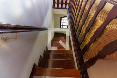 Casa à venda com 295m², 6 quartos e 2 vagas Casa à venda com 295m², 6 quartos e 2 vagasEscada