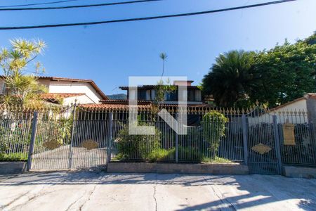 Casa à venda com 295m², 6 quartos e 2 vagas Casa à venda com 295m², 6 quartos e 2 vagasFachada