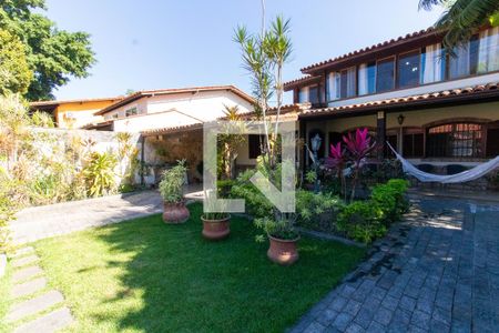 Casa à venda com 295m², 6 quartos e 2 vagas Casa à venda com 295m², 6 quartos e 2 vagasÁrea Externa