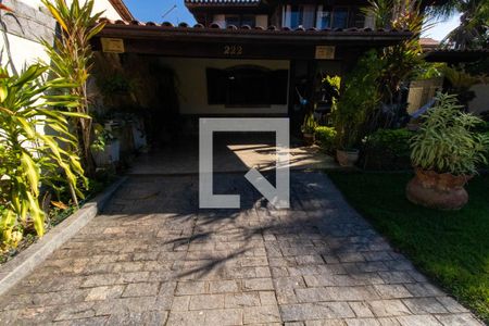 Casa à venda com 295m², 6 quartos e 2 vagas Casa à venda com 295m², 6 quartos e 2 vagasÁrea Externa