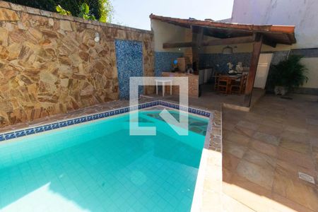 Casa à venda com 295m², 6 quartos e 2 vagas Casa à venda com 295m², 6 quartos e 2 vagasÁrea Externa