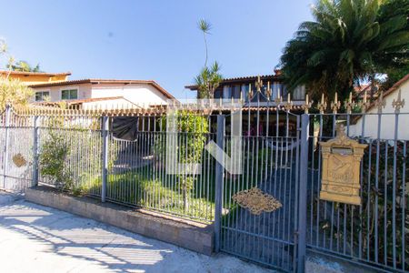 Casa à venda com 295m², 6 quartos e 2 vagas Casa à venda com 295m², 6 quartos e 2 vagasFachada