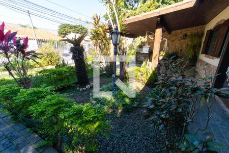 Casa à venda com 295m², 6 quartos e 2 vagas Casa à venda com 295m², 6 quartos e 2 vagasÁrea Externa